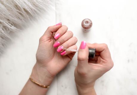 How to apply beautiful, durable fake nails without using glue