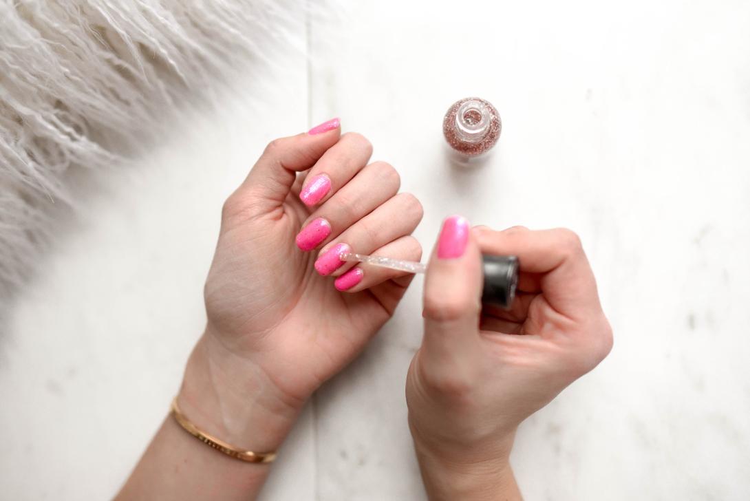 How to apply beautiful, durable fake nails without using glue